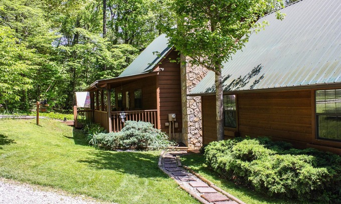 Wears Valley Cabina | A Cowpoke's Dream 3 Bedroom Cabin by RedAwning