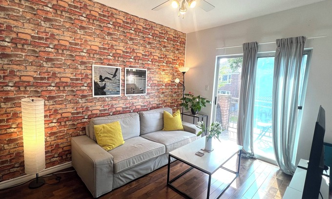 Trinity - Bellwoods Casa | A Cozy & Bright Apartment w/ Terrace-Friendly Neighbourhood Downtown Toronto