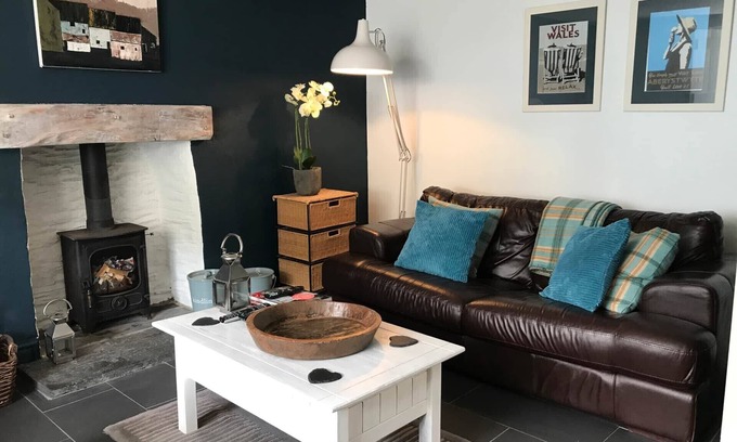 Tan-y-groes Casa | A delightful seaside stone cottage, just a minute's walk from the beach.