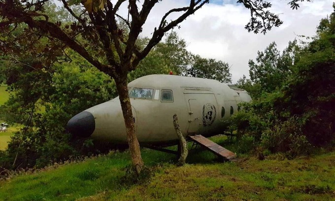 La Calera Casa | Una experiencia diferente en un avión perdido en el bosque colombiano.