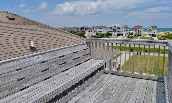 South Nags Head Casa | A direct beach path across the street, so no long walks to the beach!