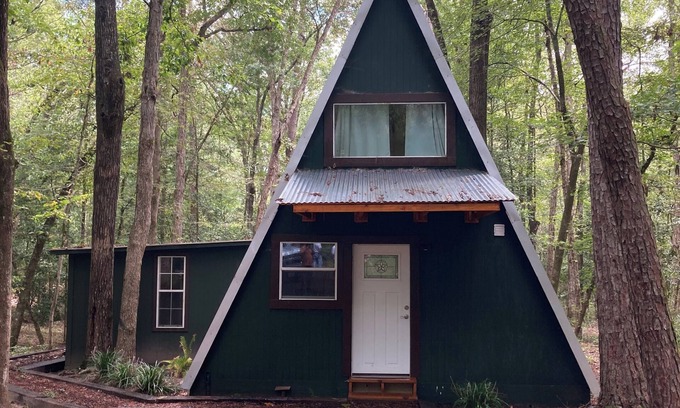 Woden Cabina | A-Frame retreat: 1 mile from Sam Rayburn Reservour
