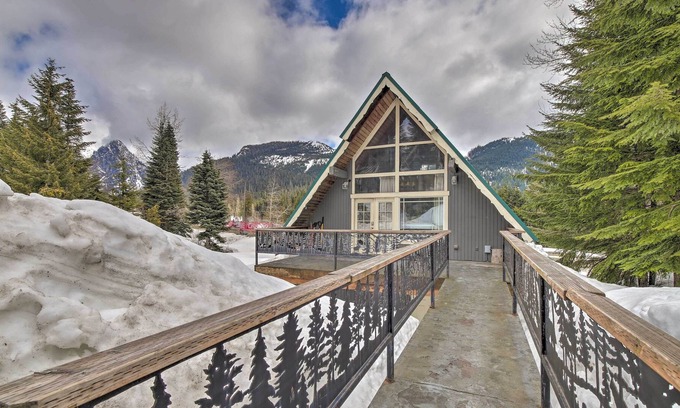 Snoqualmie Pass Cabina | A-Frame w/ Views: Walk to Snoqualmie Lifts!