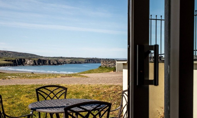 Newport Apartamento | A gorgeous coastal apartment for 4 set above Newport Bay