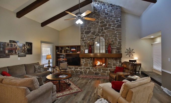 Monett Casa | A Grand Stay in a Small Town