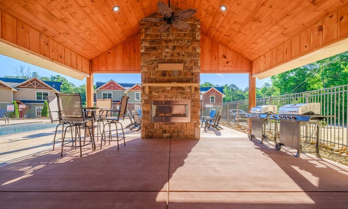 Gatlinburg Chalet De Esquí | A Hilltop Hideaway - Four Bedroom Chalet