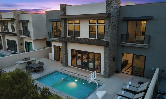 Washington Casa | A Hole in One: 2 Private Pools Overlooking Golf Course