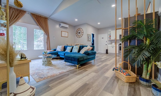 Bristol Casa | A Homey Heaven - Modern, Pet-Friendly, Gaming, Full Kitchen and more.