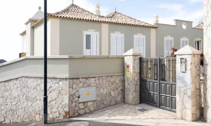 Chayofa Casa | Una vivienda con maravillosas vistas de Tenerife Sur, y puestas de sol
