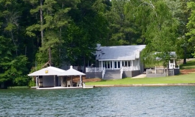 Dadeville Casa | Una joya en el lago Martin, cerca de Marina de Chuck, roca de la chimenea, y Unión rampa para embarcaciones