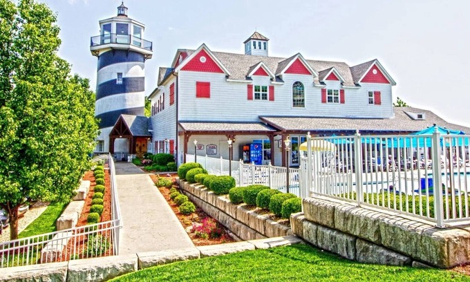 Branson Apartamento | A Lakeside Retreat with Storybook Charm and Family Fun- 2 Bedroom Cottage