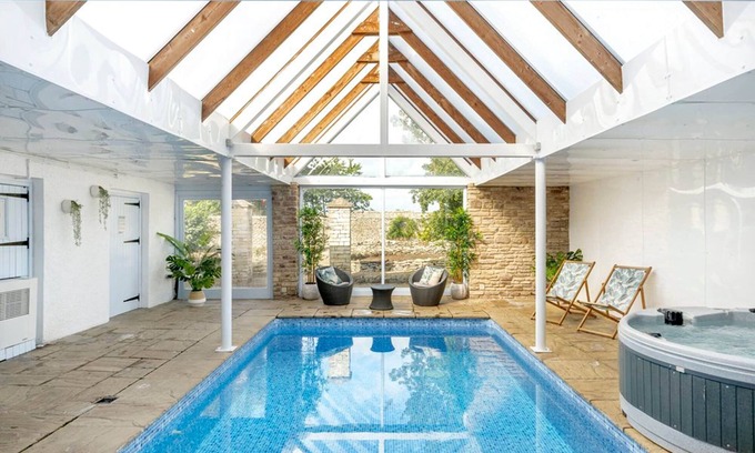 Petty France Cabaña | Cotswold Spa House - historic country house for groups