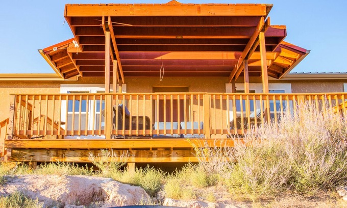 Abiquiu Casa | A light-filled home with views of the Jemez
