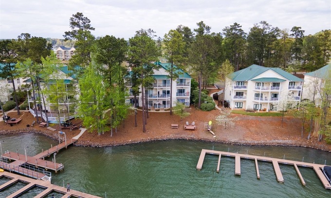 Dadeville Condominio | A Little Peace of Lake Martin | 1 Bed, 1 Bath