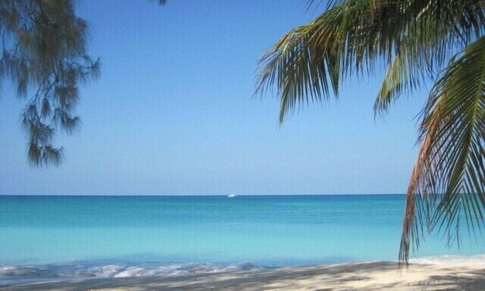 Seven Mile Beach Condominio | Lujoso condominio a nivel del suelo a pasos de la MEJOR playa especial de verano / otoño