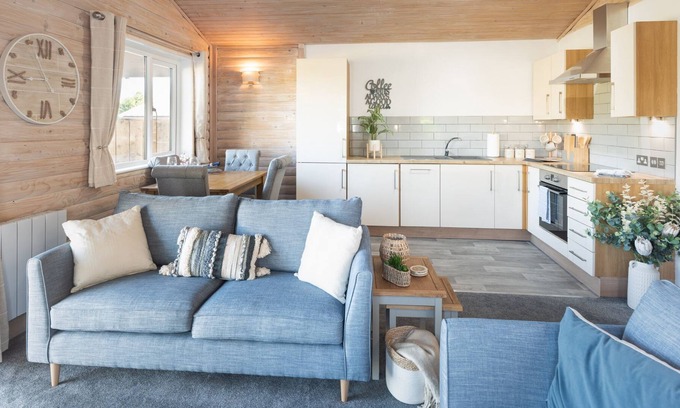 Newton Saint Cyres Cabaña | A luxury family lodge with hot tub on the edge of Fingle Glen Golf Course