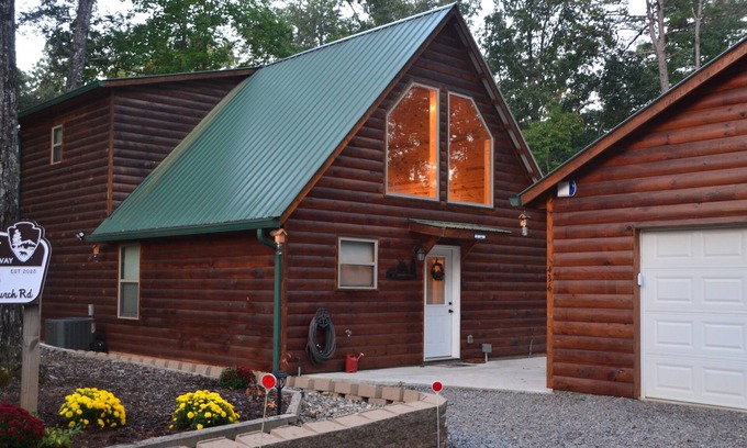 Unaka Cabina | A Majestic Mountain Getaway, Walk to Lake Hiwassee