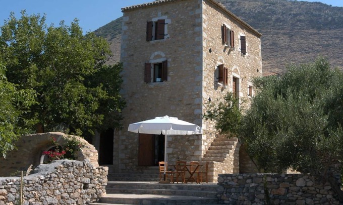 Thalames Villa | Una casa de la torre medieval en el Peloponeso con impresionantes vistas al mar y al atardecer
