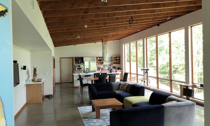Edgemont Casa | Un hogar moderno ubicado en los acantilados del lago Greers Ferry.