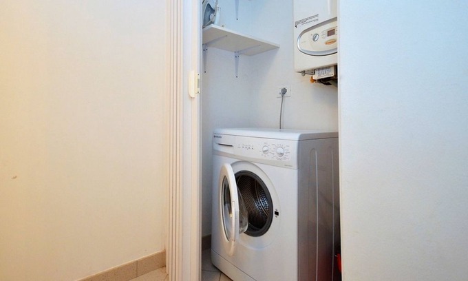 Lignano Pineta Villa | Un tranquilo refugio en una villa con un hermoso jardín verde y jacuzzi.