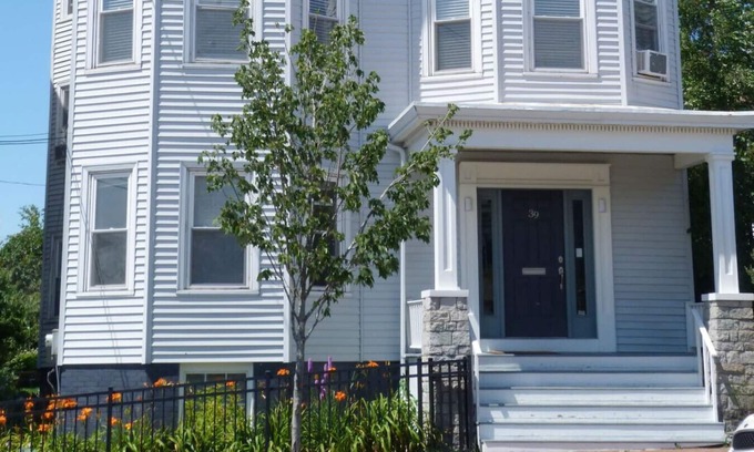 Munjoy Hill Apartamento | A Peaceful Oasis on Munjoy Hill: 1st flr 3BR + parking