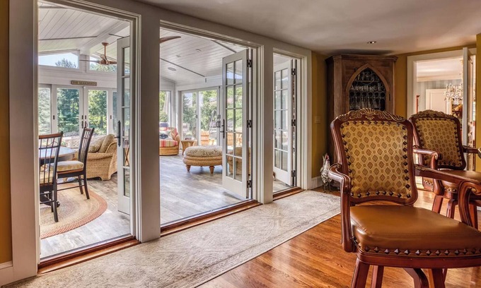 Pittsfield Casa | Una propiedad elegante de la década de 1940, renovada al lujo de hoy en día