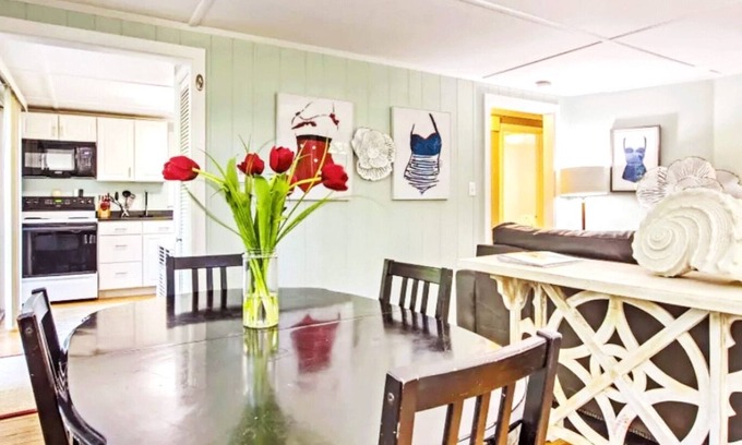 Narragansett Casa | This house is a 2 bedroom(s), 1 bathrooms, located in Narragansett, RI.
