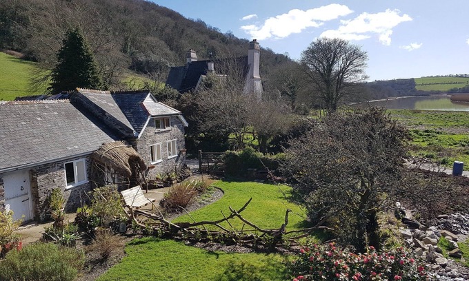 Morwellham Cabaña | A quaint, riverside family cottage nestled in the heart of Tamar River Valley