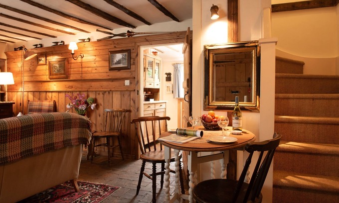 Long Melford Cabaña | Spadgers, a flax workers cottage next to fields in a Medieval Village