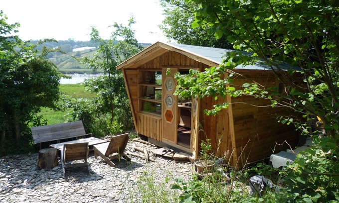 Morwellham Cabina | A romantic riverside cabin for an intimate and peaceful getaway.