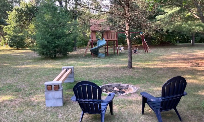 New Lisbon Casa | A’s Cozy Cottage