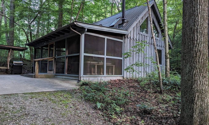 Rockbridge Cabina | A secluded couples retreat set in a mature forest in the beautiful Hocking Hills