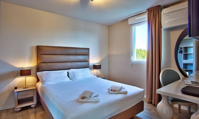 Mouguerre Casa | A short drive away from Jardin Botanique! Pets Are Welcome! FREE Parking!