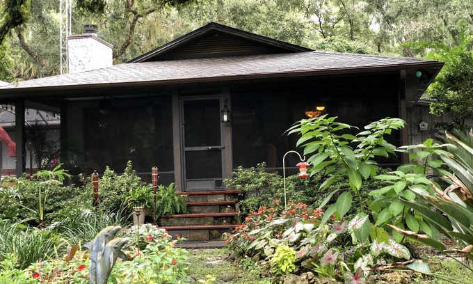 Crystal River Casa | UNA REBANADA DE "OLD FLORIDA" ENTRE ROBLES DE ABUELO.