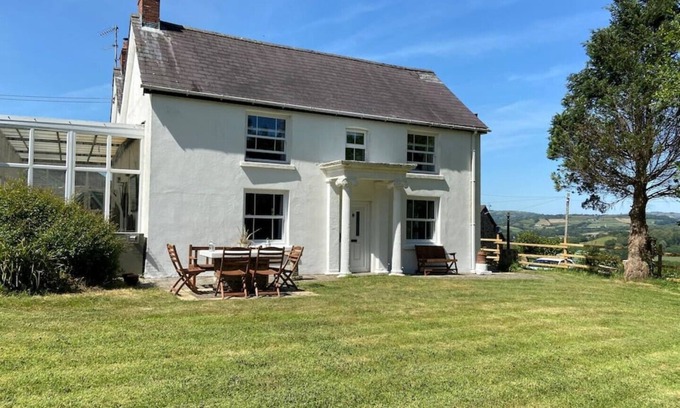 Pont-ar-gothi Otro | A Spacious Family and Pet Friendly House with Large Garden and Free Parking