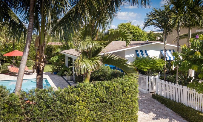 Juno Beach Casa | Un tiro de piedra a la playa o al lounge junto a su piscina privada