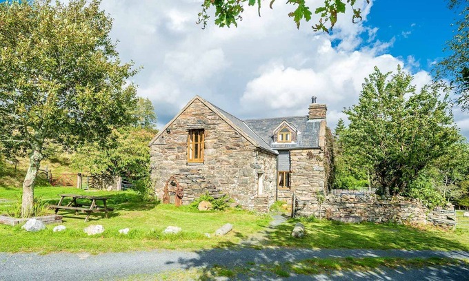 Penrhyndeudraeth Cabaña | A traditional Stable Conversion With Views Of Eryri (Snowdonia) From The Hot Tub | Stablgoch