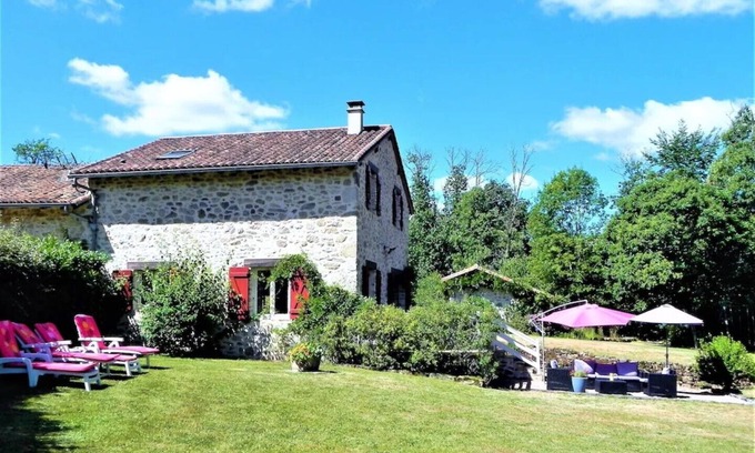Abjat-sur-Bandiat Cabaña | A tranquil setting with beautiful views