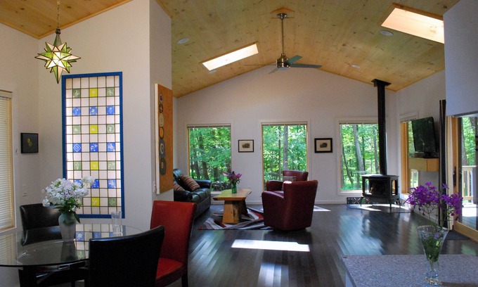 Woodstock Cabina | Una verdadera joya en el corazón de Woodstock, w / chimenea y bañera de hidromasaje, el acceso en silla de ruedas