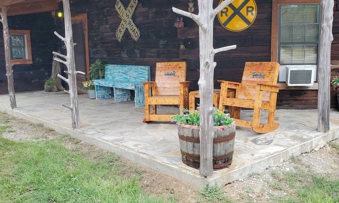 Panola Cabina | A unique cabin, comfortable with private hot tub!