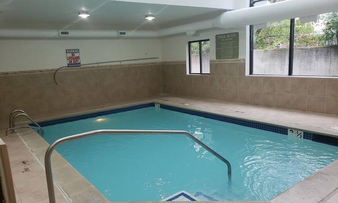 Warren Hotel | A Victory Suites Warren