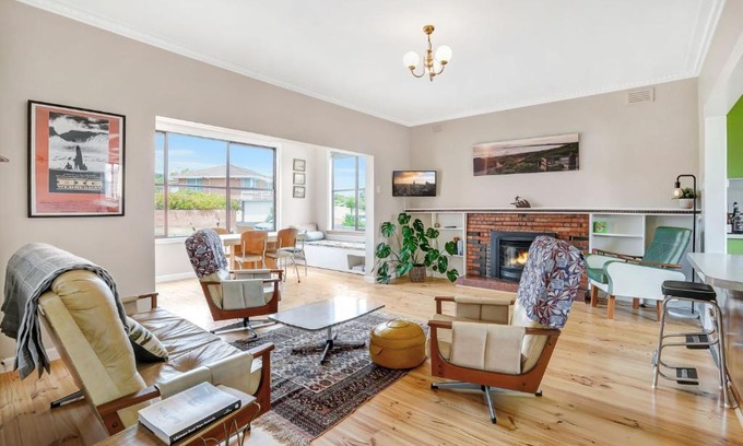 Warrnambool Casa | A Wave from it All