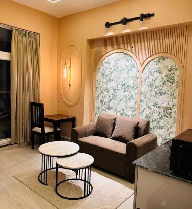 Noida Apartamento | Aatha Luxury Suites With Pool