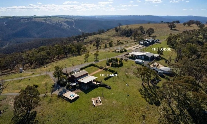 Curraweela Casa | Abercrombie Ridge - Lux LODGE and BARN Spa Retreat - Pet-friendly