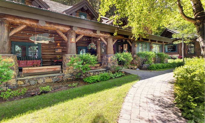 Warm Springs Casa | Abode at Silvertip | Sweeping Estate with 4 Cabins