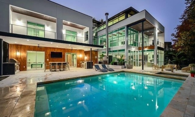 Austin Casa | LLEGA ESMERALDA ESTATE | Hasta 8 camas | Frente al lago | Recién remodelado | PoolSpa