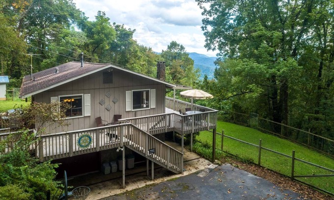Sylva Casa | Above the Clouds - A spacious pet friendly home nestled in the heart of the Smoky Mountains