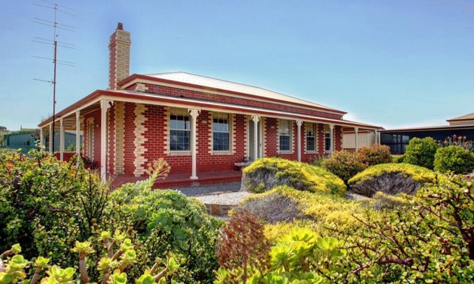 North Shields Casa | Absolute Beachfront Cottage - Seaside Retreat- Glorious North Shields