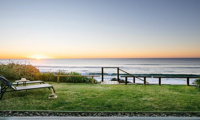 Wamberal Casa | Absolute beachfront on surf beach