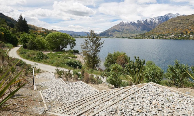 Queenstown Cabaña | Absolute Lakefront - Queenstown Apartment